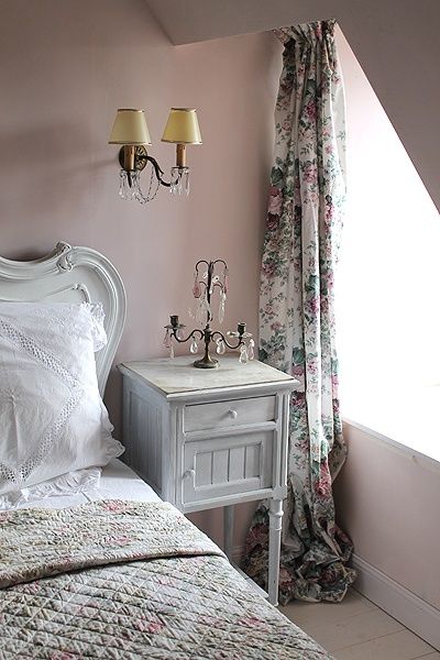 French Country bedroom with Farrow & Ball Calamine paint color on walls. #blushpink #calamine #pinkwalls Subtle Pink Paint, Vintage Pink Bedroom, Blush Pink Paint, Pink Paint Colors, French Country Bedrooms, Farrow And Ball Paint, Best Paint Colors, Hello Lovely, Country Bedroom