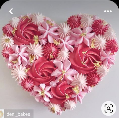 Heart Shaped Cake Ideas Valentine's Day, Valentin Cake Decorating, Heart Design Cake Ideas, Heart Cake Decoration Ideas, Valentine's Cake Design, Valentine’s Day Cakes Ideas, Heart Cupcake Cake, Valentines Day Cake Ideas Heart Shapes, Heart Shaped Valentines Cake