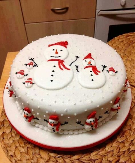 Christmas cake Simple Cupcakes, Super Torte, Winter Torte, Ideas Cupcakes, Christmas Simple, Snowman Cake, Christmas Cake Pops, Christmas Cake Designs, Christmas Cake Decorations