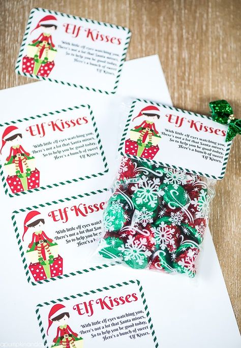 Elf Kisses Treat Bags – Elf Kisses Printable Tag Quote & mini treat bags for your little ones to receive from their elf. Christmas School Treats, Elf Kisses, Christmas Treat Bags, Christmas Crafts For Kids To Make, Christmas School, Seasonal Decorations, Christmas Classroom, Free Christmas Printables, Christmas Eve Box