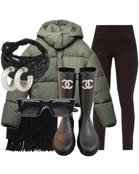 Rain Boot Outfit Winter, Chanel Rain Boots Outfit, Winter Rain Outfit, Green Winter Jacket Outfit, Chanel Boots Outfit, Welly Outfits, Rain Boot Outfits, Chanel Winter Outfits, Outfits With Rain Boots