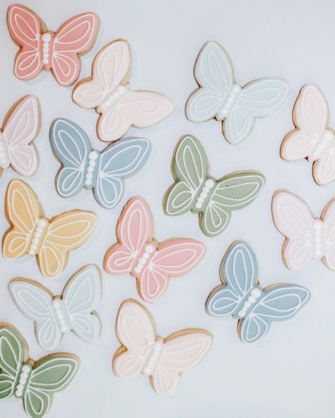 Flower And Butterfly Cookies, Simple Royal Icing Cookies Decorating Ideas, Butterfly Sugar Cookies Royal Icing, Butterfly Cookies Decorated, Simple Cookie Decorating, Butterfly Cookies Royal Icing, Indie Birthday, Butterfly Sugar Cookies, Spring Flower Cookies