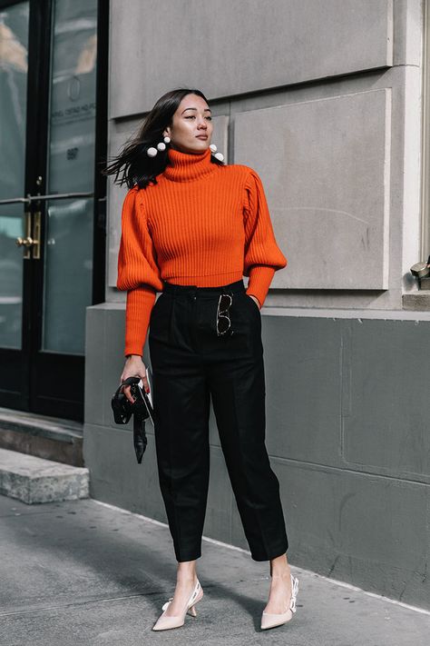 Manhattan Is an Island Pull Orange, Style Casual Chic, Orange Sweater, Orange Outfit, Moda Paris, Jane Birkin, Street Style Inspiration, Helmut Lang, Black Orange