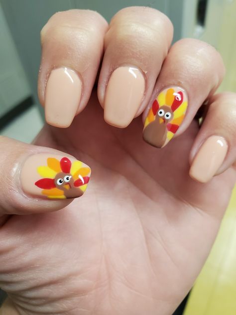 Dip Thanksgiving Nails, Fall Teacher Nail Designs, Nails With Turkeys, Hand Turkey Nails, Turkey On Nails, Thanksgiving Nails For Kids Easy, Thanksgiving Nails With Turkey, Turkey Nail Designs Thanksgiving, Cute Easy Thanksgiving Nails