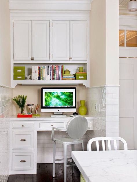 This small desk area makes use of an awkward kitchen corner to ensure every bit of square footage has a purpose. The built-in unit features two closed upper cabinets and an open shelf below that displays books and small storage bins. The desk area below is outfitted in the same marble countertop as the rest of the kitchen, which helps the desk blend seamlessly with the rest of the room. Kitchen Office Nook, Small Desk Area, Kitchen Desk Areas, Computer Nook, Desk Nook, Command Centers, Kitchen Desks, Casa Country, Office Nook