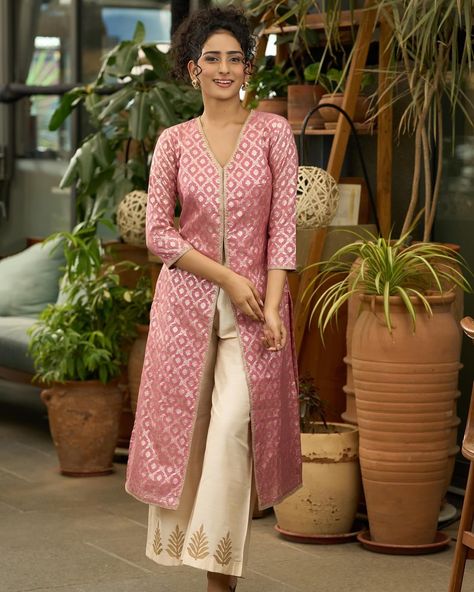 This Foxy pink kurta is crafted from luxurious banarsi fabric and features a front open style. Its versatile design allows for the optional styling of pants. Elevate your wardrobe with this unique and elegant piece. #sujatra #sujatraglobal #banarasikurta #frontopenstyle #frontopenkurti #fashiontrends #newarrivals Banarsi Kurti Design, Latest Kurti Designs Pattern With Pants, New Latest Kurti Design, Front Open Kurti Designs, Pants Design For Kurti, Banarsi Fabric, Latest Kurti Designs Pattern, Abaya Designs Latest, Function Dresses