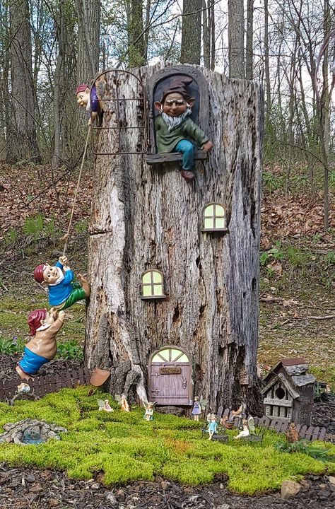 Fairy Garden Ideas Enchanted Forest, Tree Stump Decor, Large Rock Landscaping, Fairy Garden Pots, Fairy Garden Ideas, Fairy Tree Houses, Rock Landscaping Ideas, Fairy Garden Furniture, Rock Landscaping