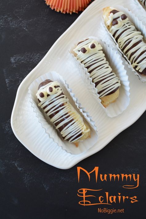 Chocolate Eclair Mummies | NoBiggie.net | Learn how to make these spooky treats for your next Halloween Party. Eclair Recipe, Halloween Breakfast, French Chocolate, Hallowen Ideas, Chocolate Eclair, Halloween Goodies, Halloween Desserts, Halloween Food For Party, Eclairs