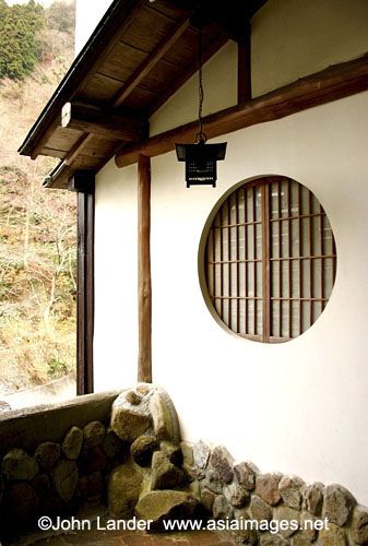 Round Window at a Japanese Inn or Ryokan Japan Window Design, Japanese Round Window, Japanese Windows Traditional, House Outerior, Japanese Window Design, Shoji Window, Japanese Window, Japanese Farmhouse, Japanese Inn