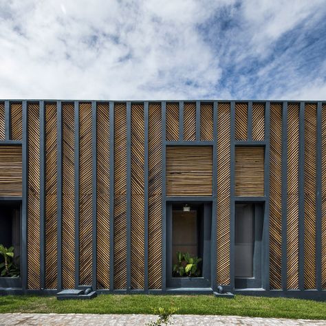 Bamboo House by Vilela Florez Exterior Facade, Wood Facade, Wooden Facade, Metal Facade, Facade Architecture Design, Bamboo Architecture, Facade Cladding, House Design Exterior, Bamboo House