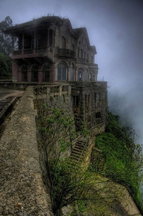 Beautiful abandoned mansions built near a cliff. The fog is slowly rolling in and soon it might even vanish. #spooky #abandonedmansion #beautiful #haunted #forgottenplaces #abandoned_world #abandonedexcellence #urbex #abandonedafterdark #ruins #abandoned_junkies #abandonedhouse #lostcity Jungle Mansion, Abandoned Locations, Spooky Images, Abandoned Hotels, Desert Places, Abandoned Town, Haunted Hotel, This Old House, Abandoned Mansions