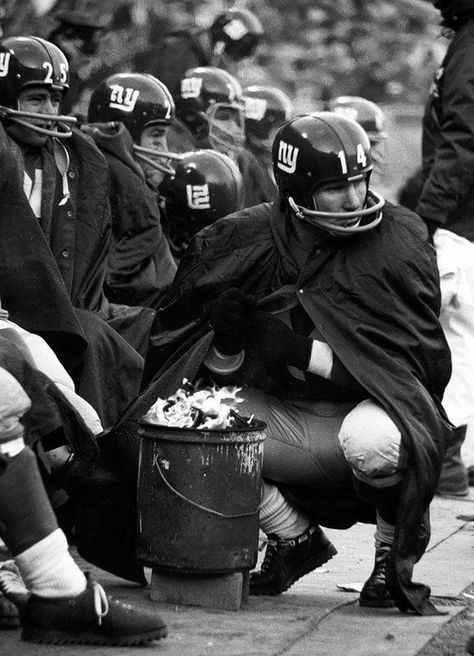 Y.A. Tittle and Giants try to keep warm Nfl Qb, American Football Quotes, Ny Giants Football, Black Swans, Carl Weathers, Johnny Manziel, New York Football, New York Giants Football, Nfl Football Players