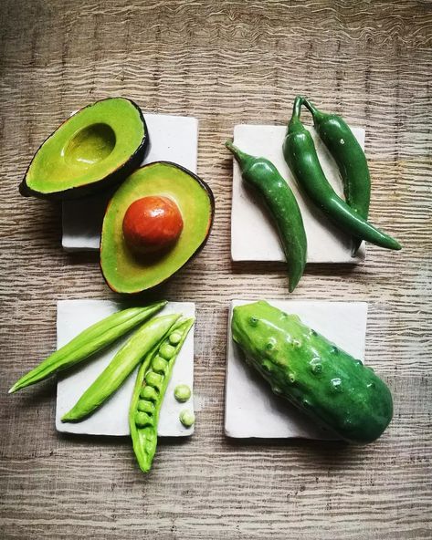 Air Dry Clay Food Sculpture, Food Made Out Of Clay, Ceramic Food Sculpture, Ceramic Vegetables, Food Pottery, Clay Vegetables, Eye Sculpture, Kitchen Wall Decoration, Clay Fruit