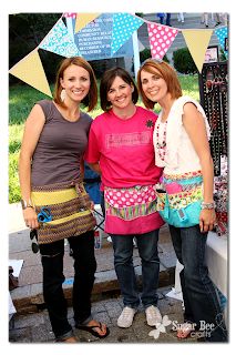 Craft Fair Booth, Charity Ideas, Craft Displays, Sewing Beginners, Apron Patterns, Teacher Apron, Utility Apron, Apron Tutorial, Quilt Club