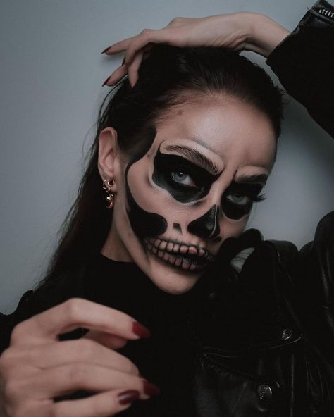 @johannaherrstedt on instagram Half Skull Face Makeup, Skull Face Makeup, Halloween Skeleton Makeup, Beautiful Halloween Makeup, Vampire Makeup Halloween, Vampire Bride, Cute Halloween Makeup, Skeleton Makeup, Amazing Halloween Makeup