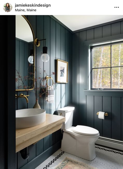 Cabin Powder Room, Teal Powder Room, Moody Blue Bathroom, Navy Bathroom Ideas, Dark Teal Bathroom, Blue And Green Bathroom, Gallery Interior Design, Dark Blue Bathrooms, Dark Green Bathrooms