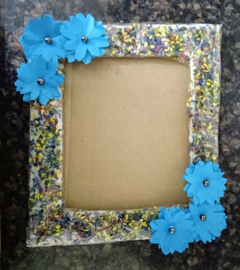 DIY Photo frame using paper flower and coloured rice. Rice Photo, Coloured Rice, Diy Photo Frame, Rainbow Rice, Diy Photo Frames, Colored Rice, Diy Photo, Diy Ideas, Paper Flowers