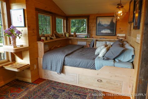 Alcove Bed, Muebles Shabby Chic, Sleeping Nook, Bed Nook, Building A Treehouse, Cozy Furniture, Bed In Closet, Tiny House Cabin, Tiny Bedroom