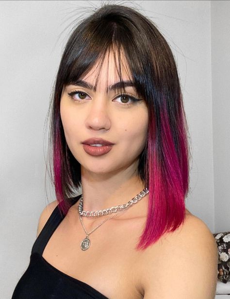 Bob With Color Streak, Pink Hair Streaks Short, Magenta And Brown Hair, Pink Hair Bob, Trendy Bob, Magenta Hair, Bob Hair Color, Quince Hairstyles, Hair Styles 2017