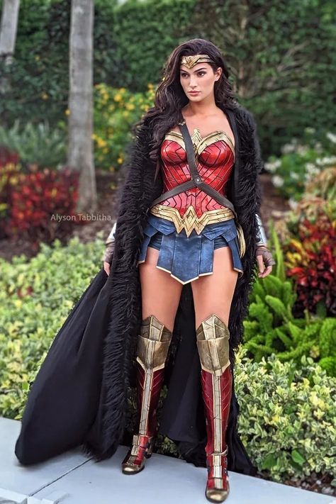 Alyson Tabbitha, Woman Cosplay, Wonder Woman Cosplay, Wonder Woman Art, Gal Gadot Wonder Woman, Dc Cosplay, Wonder Woman Costume, Wonder Women, Cosplay Characters