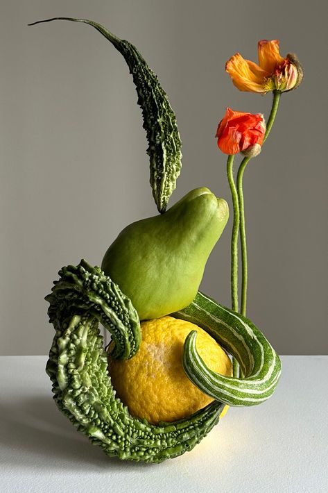 set design, vegetables, fruits, flowers, poppies, set design Vegetable Wedding Decor, Vegetable Table Decor, Vegetable Floral Arrangements, Flower And Fruit Arrangements, Farm To Table Decor, Vegetable Composition, Moss Centerpieces, Vegetable Art, Vegetables Photography