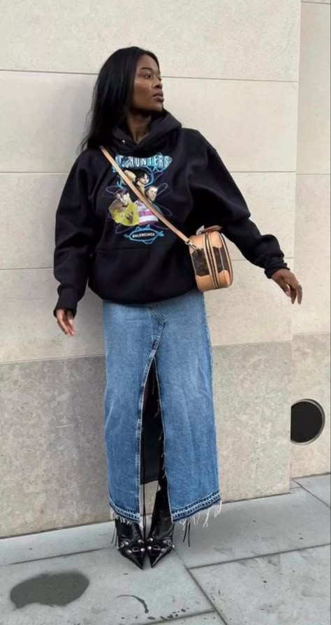 Long Blue Jean Skirt Outfits Black Women, Long Jean Coat Outfit, Maxi Denim Skirt Outfit Street Style, Long Jean Skirt Outfits Winter, Long Denim Skirt Outfit Winter, Jeans Skirt Outfit Winter, Long Denim Skirt Outfit Street Styles, Sydney Outfits, Skirt And Sweatshirt Outfit