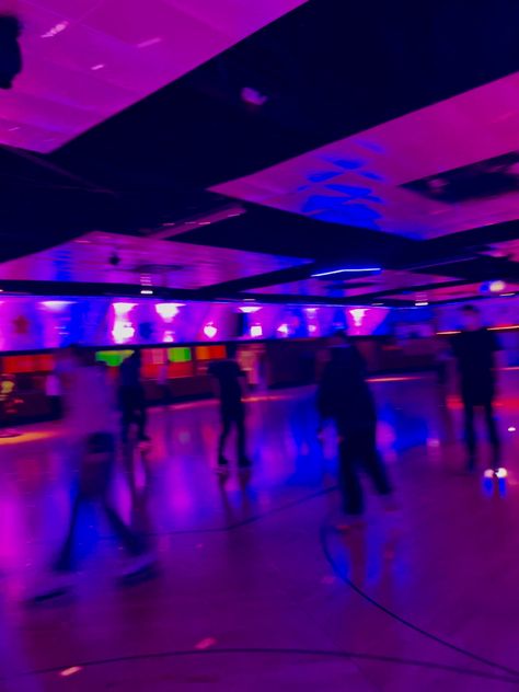 Euphoria Roller Skating, 90s Roller Skating Aesthetic, Neon Roller Rink, Roller Skating Background, Rollerskating Rink Aesthetic, Roller Skating Aesthetic Pictures, 80s Roller Rink Aesthetic, Skate Rink Aesthetic, Neon Roller Skating Party