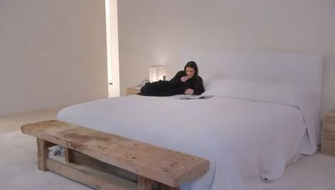 Kim K Bedroom, Bedroom Old Style, Kardashian Bedroom Decor, Kardashian Bedroom, Kardashian Houses, White And Beige Bedroom, Kim Kardashian Home, Belgian Design, Kim House