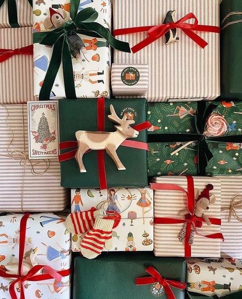 Christmas Present Wrap, Wrapping Inspiration, Christmas Gift Packaging, Christmas Wrap, Creative Christmas Gifts, Gift Wrapping Inspiration, Creative Gift Wrapping, Christmas Packaging, Xmas Decor