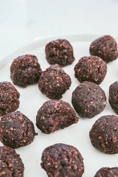 Seed Cycling Brownie Bites contain only five ingredients and come together in under twenty minutes! They are full of decadent chocolate and are naturally sweetened with Medjool dates. Store in the refrigerator for easy eating!Seed cycling is one of the newest wellness trends that has been helping women rebalance their hormones in a natural and gentle way. I personally have been seed cycling for a few months now and have noticed a difference in my rheumatoid arthritis symptoms. I typ… Seed Cycling, Raw Pumpkin Seeds, Peanut Recipes, Brownie Bites, Morning Smoothie, Protein Ball, Balls Recipe, Decadent Chocolate, Healthy Snacks Recipes