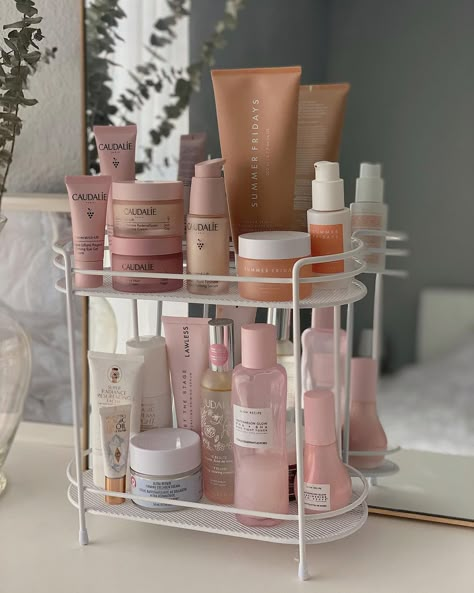 Skincare Station, Vanity Skincare, Bedroom Organisation, Rangement Makeup, Makeup Station, Pink Perfume, Office Room Decor, Vanity Room, Making Space