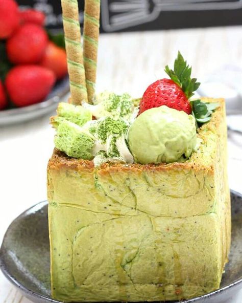 Homemade matcha honey brick toast Kawaii Pastries, Lava Toast, Brick Toast, Asian Bakery, Matcha Green Tea Recipes, Strawberry Matcha, Honey Bread, Green Tea Recipes, Honey Toast