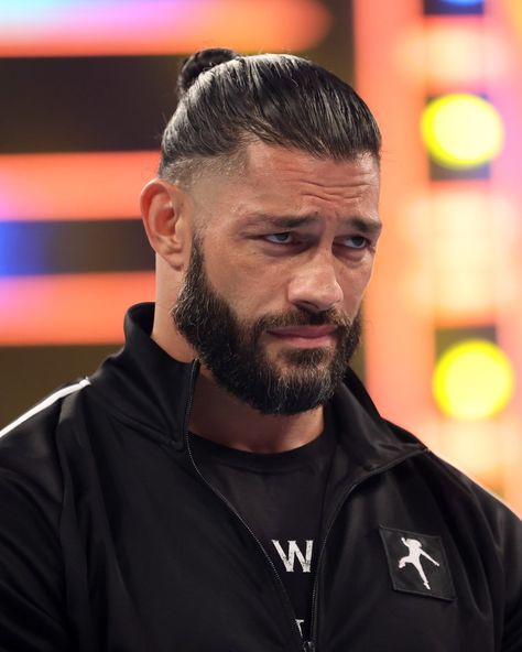 Reign Hairstyles, Batman Christian Bale, Best Advice Quotes, Beard Haircut, Roman Reigns Smile, Wavy Hair Men, Taper Fade Haircut, Man Bun, Wwe Roman Reigns