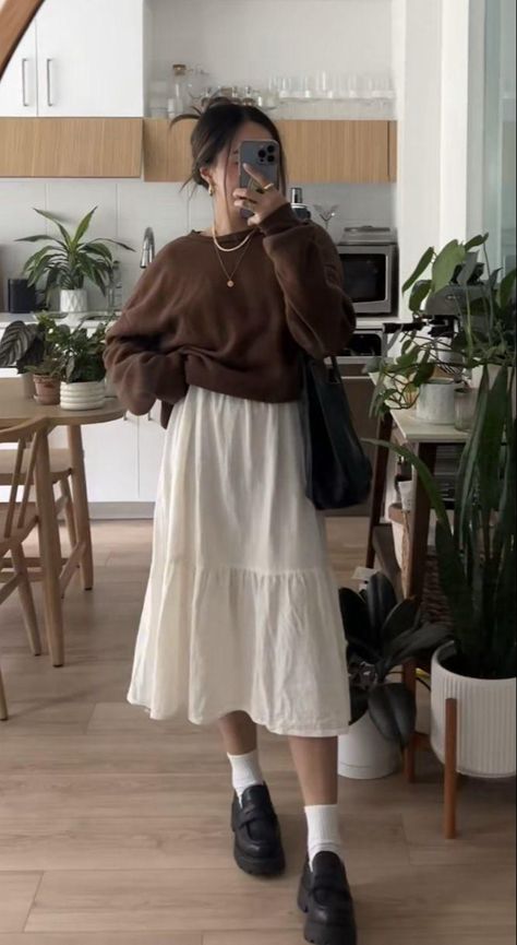 Work From Home Outfit Fall, Autumn Outfits Pumpkin Patch, Japanese Women Winter Fashion, Modest Fashion Essentials, Cute Modest Everyday Outfits, Kpop Fall Outfits, Skirt Outfits Midlength, Relaxed 90s Style, Tee Shirt With Skirt Outfit