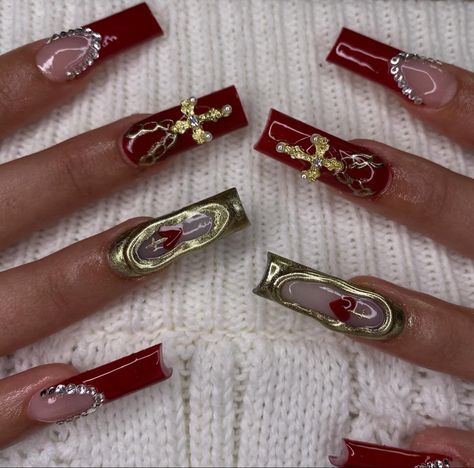 Gold Nails With Charms, Red Nails Charms, Red Nails And Gold Jewelry, Gold Nails Charms, Gold Charm Nails Acrylic, Red Nails Gold Charms, Nails With Charms, Red And Gold Nails, Gold Nails