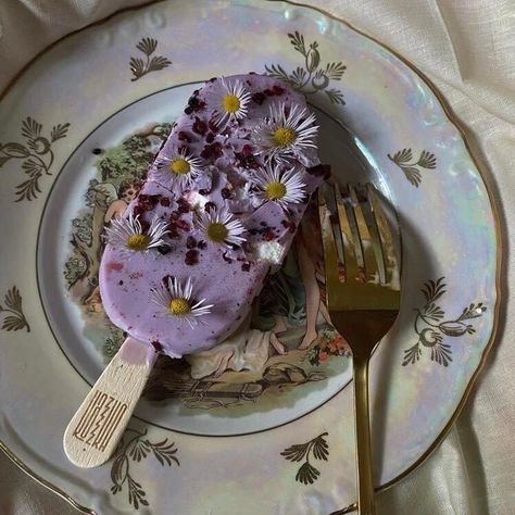 Flower Ice Cream, Vogue Aesthetic, Flower Ice, Purple Food, Mind Heart, Aesthetic Korean, Feed Ig, Cream Aesthetic, Vintage Cake