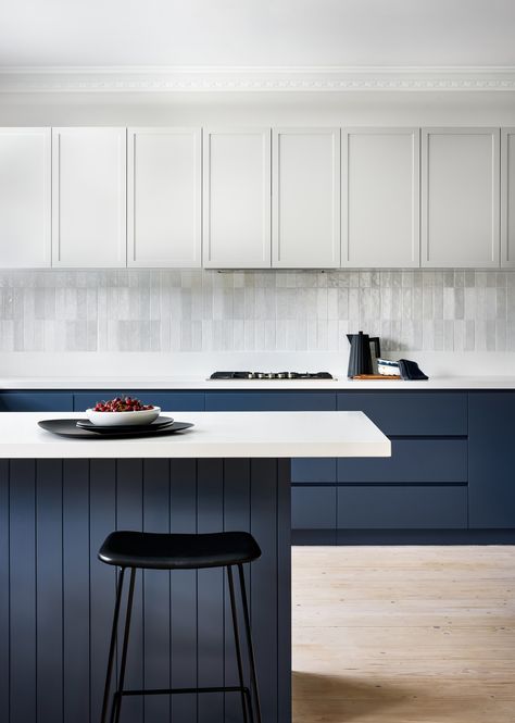 Schemes & Spaces' Navy & White Sydney Kitchen Makeover | Houzz AU Kitchen Cabinets Two Colors, Scandi Cottage, Scandi Kitchen, Kitchen Floor Plan, Two Tone Kitchen Cabinets, Black Wall Lights, Joinery Design, Two Tone Kitchen, London Kitchen