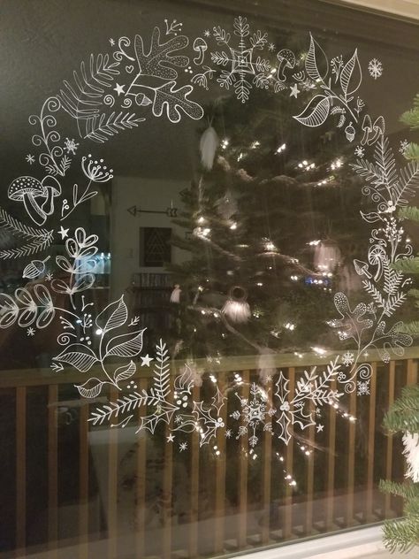 Christmas Window Art Chalk Pen, Chalk Pen Window Art Autumn, Chalk Pens Window, Posca Pen Window Art Christmas, Posca Pens Art Window Christmas, Window Pen Art, Christmas Window Display Chalk Pen, How To Draw On Windows, Chalk Pen Christmas Window Ideas