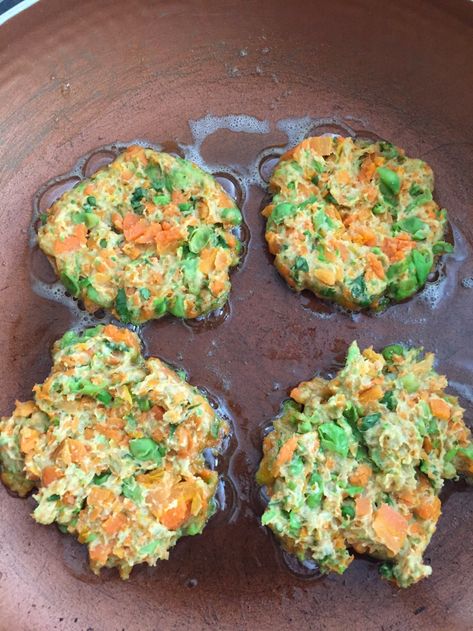 Carrot & Pea patties for Baby/Toddler Blw Peas, Baby Veggie Patties, Peas Blw, Pea Patties, Potatoes And Peas Recipe, Pea Baby Food, Peas And Carrots Recipe, Squash Patties, Veggie Pancakes