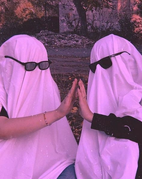 Aesthetic Ghost, Friendship Photos, Ghost Photography, Halloween Photography, Aesthetic Friends, Best Friend Poses, Ghost Pictures, Shadow Photos, Ghost Photos