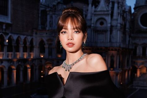 BLACKPINK’s Lisa Sets Guinness World Record With “MONEY” Guinness World Records, Mtv Videos, K Pop Star, Video Music Awards, Mtv Video Music Award, World Record, Lalisa Manobal, Fashion Couple, Hit Songs