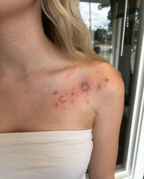 Tattoo Ideas Shoulder Back, Shoulder Words Tattoo, Collar Bone Tattoo Aesthetic, Collar Bone Tattoo Dainty, Fineline Shoulder Tattoos For Women, Right Shoulder Tattoo For Women, Star Spine Tattoos For Women, Shoulder Tatoos Woman, Inner Shoulder Tattoo