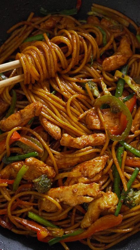 Chicken Stir Fry Recipes With Noodles, Chicken Fried Noodles Recipes, Stir Fry Spaghetti Recipe, Noodle Stirfry Chicken, Fried Noodles Aesthetic, Stir Fry Spaghetti Noodles, Stir Fry With Spaghetti Noodles, Stir Fry Chicken Noodles, Stir Fry Pasta Recipes