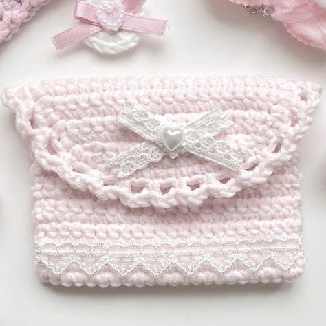 crochet in pink n white 🌸🎀🦢💌🤍 . . . . . follow @xquixite for more ♡ #coquetteaesthetic #coquette #coquettegirl #dolletteaesthetic #dollettegirl #aesthetic #explorepage #pinterestgirl #girlblog #girlaesthetic #floral #girlblogger #bows #pink #cute #crochet #tumblr #aesthetic #pinterest #xquixite Crochet Art Projects, Coquette Embroidery Pattern, Crochet Projects For Cats, Coquette Knitting, Croquette Crochet, K Pop Crochet, Coquette Crochet Ideas, Coquette Crochet, Crochet Coquette