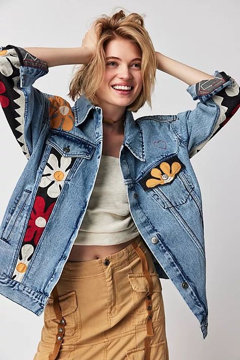 Upcycle Jean Jacket, Bomb Jacket, Denim Jacket Diy Paint, Diy Denim Jacket, Demin Jacket, Denim Art, Painted Denim Jacket, Diy Jacket, Flower Bomb