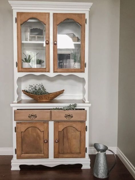 Small Hutch Makeover, China Cabinet Makeover Ideas, Diy Wood Cabinet, Tjoko Paint, Old Hutch Makeover Ideas, Diy Hutch Makeover, Hutch Makeover Diy, Farmhouse Hutch Makeover, Cabinet Makeover Ideas