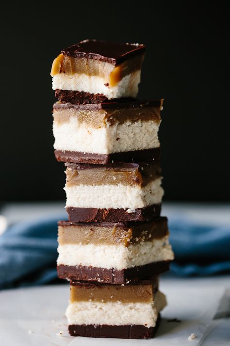 Vegan Chocolate-Coconut-Caramel Bounty Slice | Layers of vanilla-kissed coconut + salted caramel are sandwiched between sheets of homemade chocolate! Bounty Slice, Raw Vegan Desserts, Vegan Bar, Coconut Desserts, Coconut Caramel, Desserts Vegan, Raw Desserts, Slices Recipes, Vegan Dessert Recipes