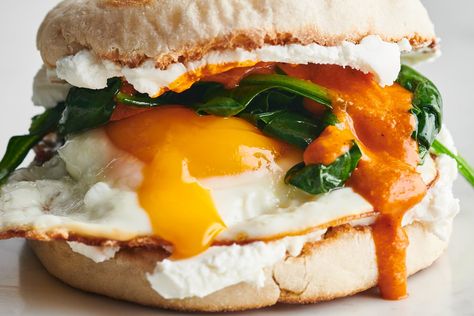 This combination of ingredients is SO. GOOD. Vegetarian Breakfast Sandwich, Mediterranean Breakfast, Breakfast Slider, Breakfast Sandwich Recipes, Breakfast Photography, Chicken Alfredo Pasta, Alfredo Pasta, Spinach And Cheese, Spinach And Feta