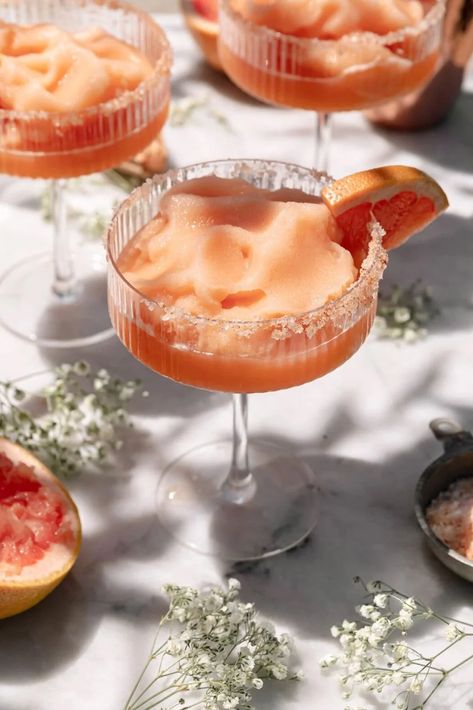 Cocktail Decoration Ideas, Frozen Paloma, Blended Cocktail Recipes, Drinks Aesthetic, Broma Bakery, Aesthetic Party, Cocktails To Try, Cocktail Garnish, Frozen Cocktails