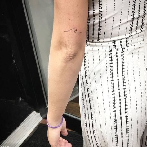 Line Wave Tattoo, Fine Line Wave Tattoo, Tattoo Wave, Tattoo On The Back, Line Art Tattoo, Back Of Arm Tattoo, Cross Tattoos For Women, Realistic Tattoo Sleeve, Wave Tattoo